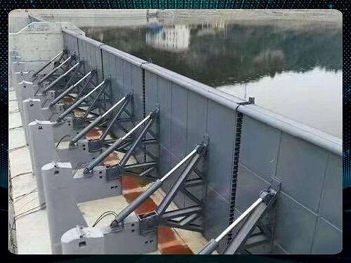 侧翻式钢制泄洪闸门工作中