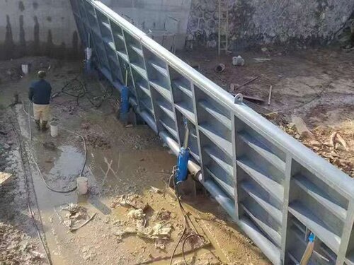 河道钢制泄洪闸门选型指南：大流量+耐冲击，防洪工程必看产品实物图