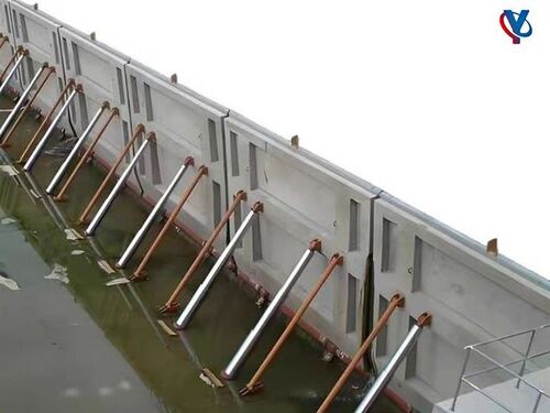 钢坝翻板闸门液压驱动自动启闭大跨度河道拦水闸价格产品实物图