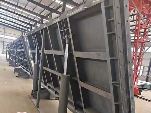 液压翻板闸门（5-15米跨度）：河道治理自动拦水（现货案例）案例实景图