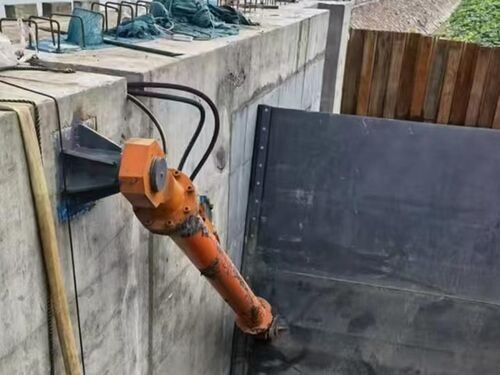 景观翻板闸门：生态造型城市水系装饰（厂家定制案例）案例实景图