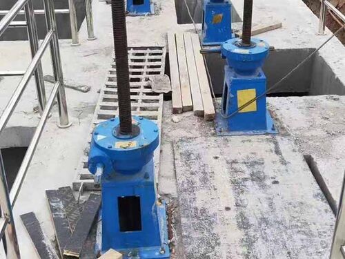 小型手动款螺杆启闭机：农田灌溉闸门操作便捷（现货供应案例）整体外观 | 手动驱动 | 闸门整体结构展示